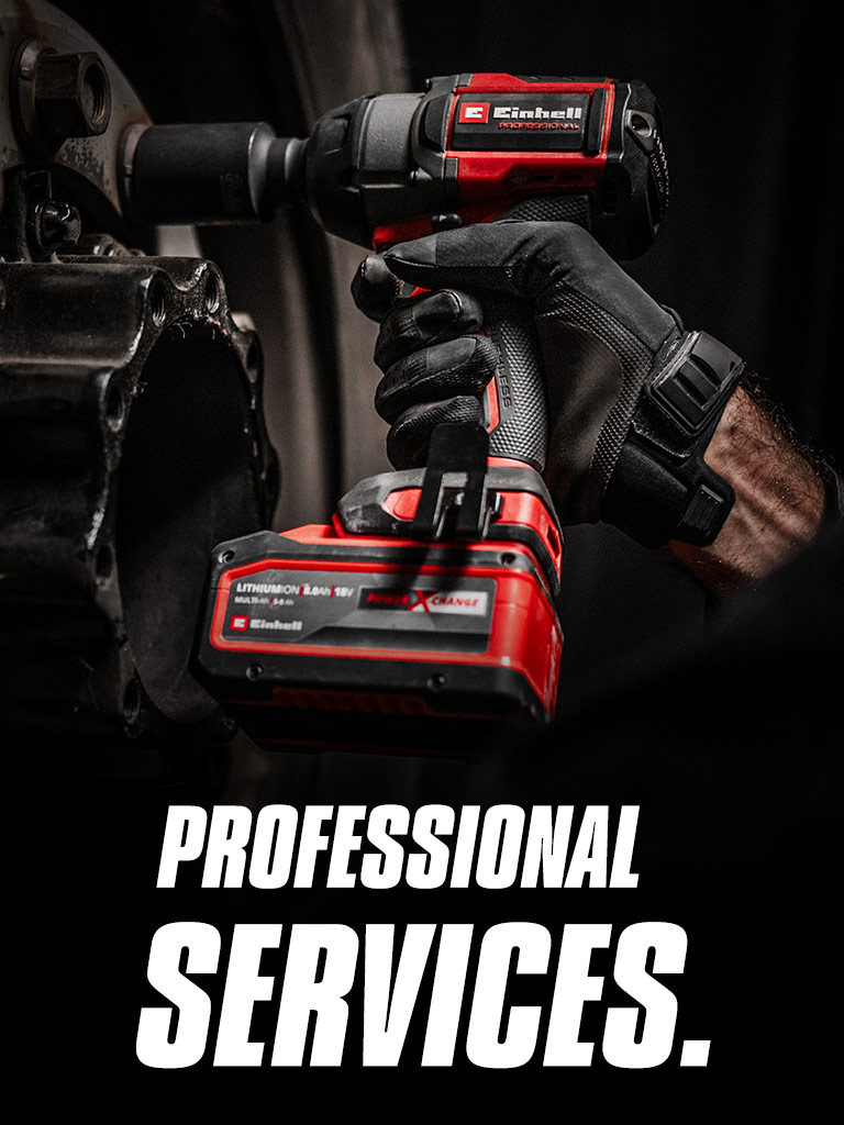 Närbild på en röd sladdlös mutterdragare som används på ett hjul, med texten ”Professional Services”.