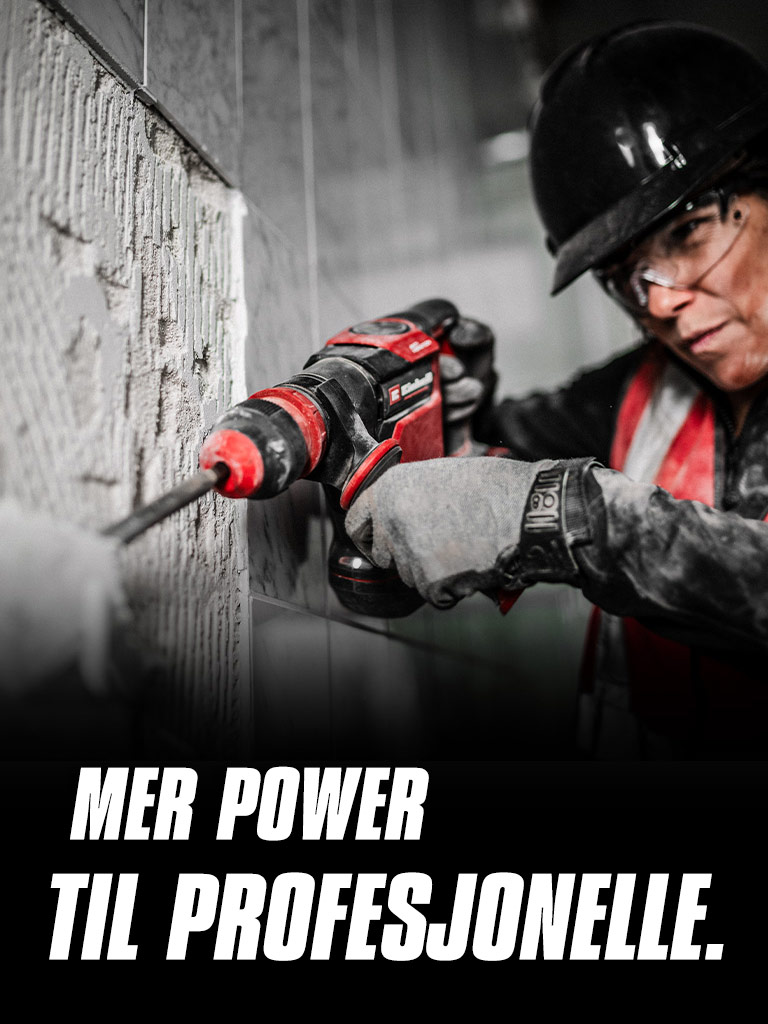 En person som bär skyddsglasögon och en hjälm använder en röd borrmaskin på en vägg, med texten ”Mer power till proffsen”.