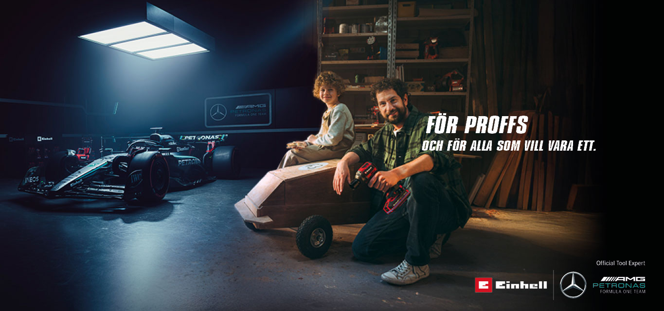 En far och ett barn i en verkstad med en hemmagjord lådbil. I bakgrunden står en Mercedes-AMG PETRONAS Formel 1-bil och Einhell-verktyg. Text till höger: ”För proffs och för dem som vill bli det.”