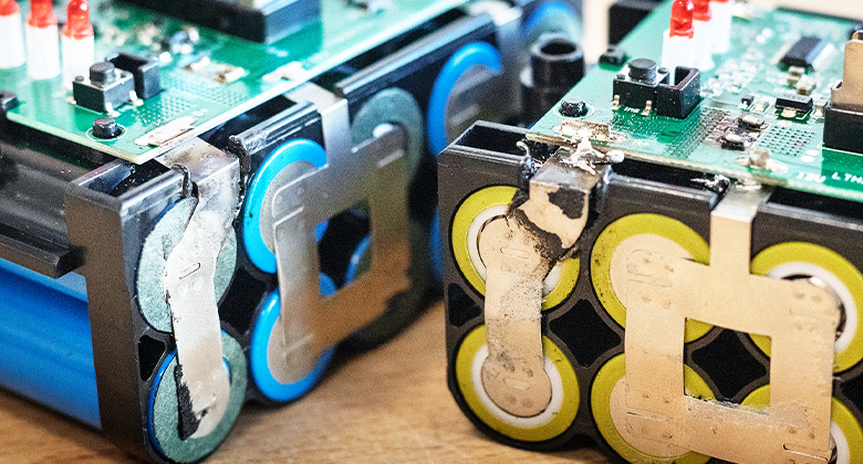 Närbild från insidan av ett falskt batteri
